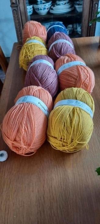 Nieuwe  breigaren 8 bollen van 300 gram  pen dikte 3 1/2 beschikbaar voor biedingen