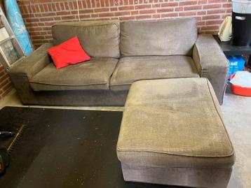 Donkergrijze bank met verlengstuk en opbergruimte