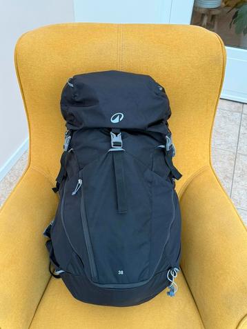 QUECHUA Wandelrugzak 38 liter MH500 zwart + regenhoes Simond beschikbaar voor biedingen
