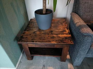 Houten bijzettafel met lade