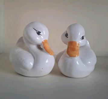 Twee witte eendjes +/-. 10 x 12 cm, onbeschadigd  beschikbaar voor biedingen