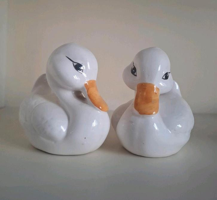 Twee witte eendjes +/-. 10 x 12 cm, onbeschadigd, Antiek en Kunst, Antiek | Keramiek en Aardewerk, Ophalen of Verzenden