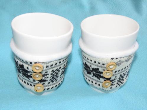 2 nieuwe Zweedse witte bekers gebreide warmhouder mugcozy, Antiek en Kunst, Curiosa en Brocante, Ophalen of Verzenden