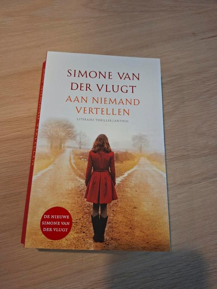 Simone van der Vlugt - Aan niemand vertellen, Boeken, Thrillers, Zo goed als nieuw, Ophalen of Verzenden