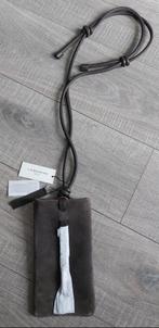 Liebeskind bruine suède mobiel tasje NIEUW, Sieraden, Tassen en Uiterlijk, Tassen | Schoudertassen, Ophalen of Verzenden, Nieuw