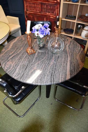 Ronde marmeren eettafel + 3 stoelen  beschikbaar voor biedingen
