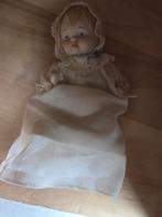 Antieke porseleinen babypop in witte kleding, Antiek en Kunst, Antiek | Speelgoed, Ophalen of Verzenden