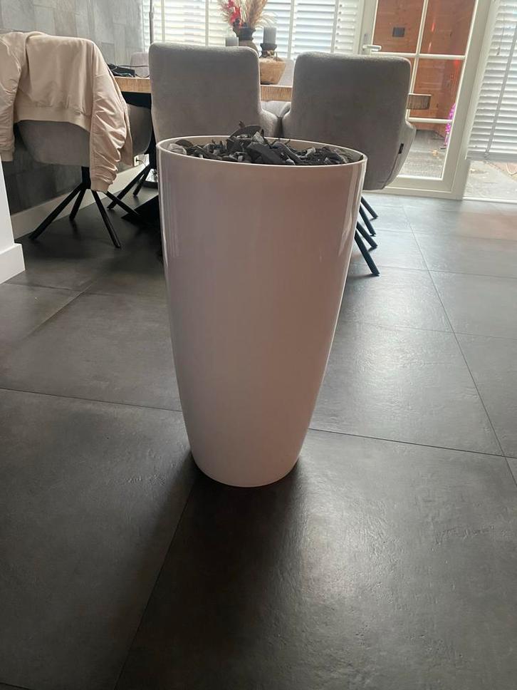 Hoge witte kunststof bloempot. 70 cm hoog, Tuin en Terras, Bloempotten, Zo goed als nieuw, Kunststof, Binnen, 70 cm of meer, 40 cm of meer