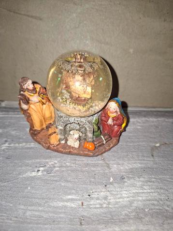 Kerst Sneeuwbol met Jozef, Maria en Jezus beschikbaar voor biedingen