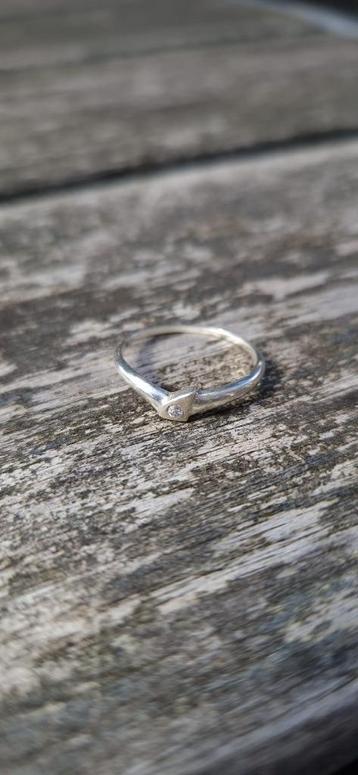 Leuke ring met steentje van 925 zilver beschikbaar voor biedingen