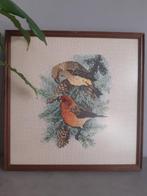 Geborduurd schilderij van 2 vogels op een dennentak, 32x32cm, Minder dan 50 cm, Minder dan 50 cm, Schilderij, Ophalen of Verzenden