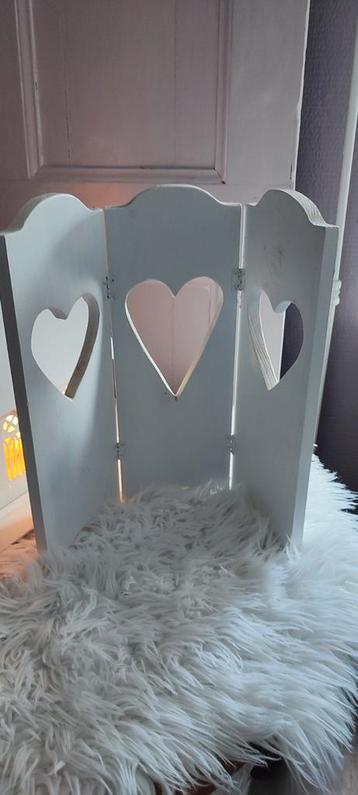 Wit Driedelig Luikje met Houten Hartjes beschikbaar voor biedingen