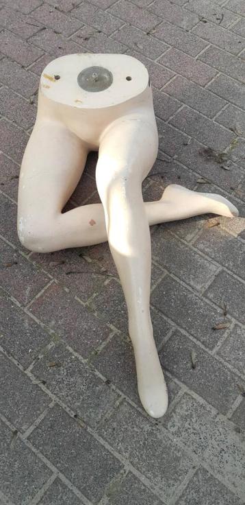 Zittende onderstel pop mannequin  beschikbaar voor biedingen