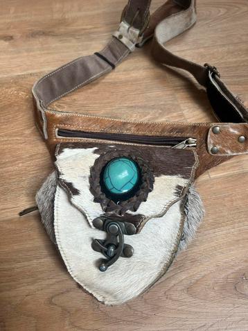 Heuptas met blauwe steen beschikbaar voor biedingen