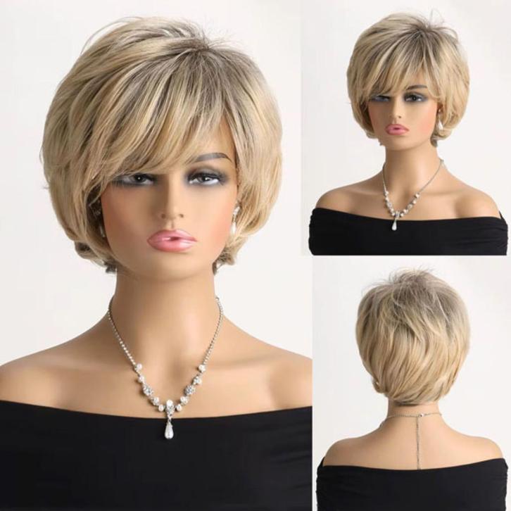 Pruik kort haar slagen goudblond met grijsbruine ondertoon, Sieraden, Tassen en Uiterlijk, Uiterlijk | Haarverzorging, Nieuw, Pruik of Haarverlenging