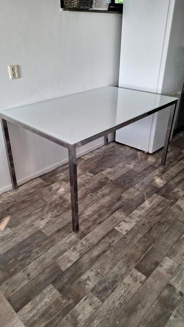 Eettafel van melk glas beschikbaar voor biedingen