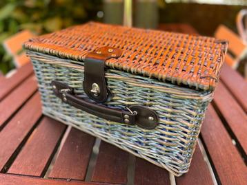 Rieten picknickmand (zonder inhoud) beschikbaar voor biedingen