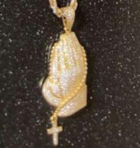 hanger 18 karaat te koop biddende handen weegt 10 gram beschikbaar voor biedingen