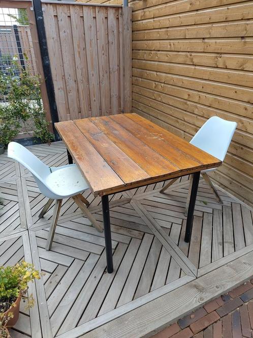 Tuinset bestaande uit tafel, stalen poten, 2 witte stoelen, Tuin en Terras, Tuinsets en Loungesets, Gebruikt, Tuinset, Overige materialen