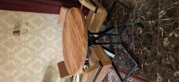 Mooie set eettafel en 4 stoelen, bruin beschikbaar voor biedingen