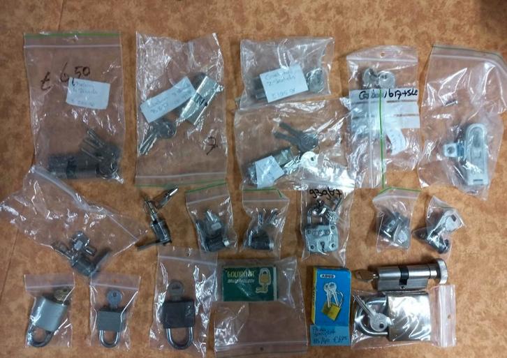 Partij Slotjes met Sleutels - Hangsloten, Kluissleutels, Doe-het-zelf en Verbouw, Hang- en Sluitwerk, Gebruikt, Slot, Ophalen of Verzenden