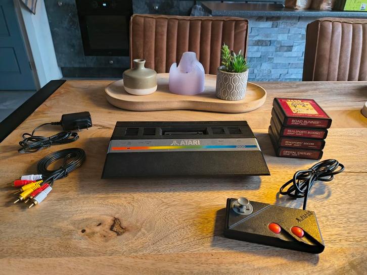 Atari 2600 met AVmod en 4 Games, Spelcomputers en Games, Spelcomputers | Atari, Gebruikt, Atari 2600, Met 1 controller, Ophalen of Verzenden