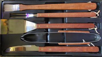 Barbecueset met houten handvatten, nieuw beschikbaar voor biedingen