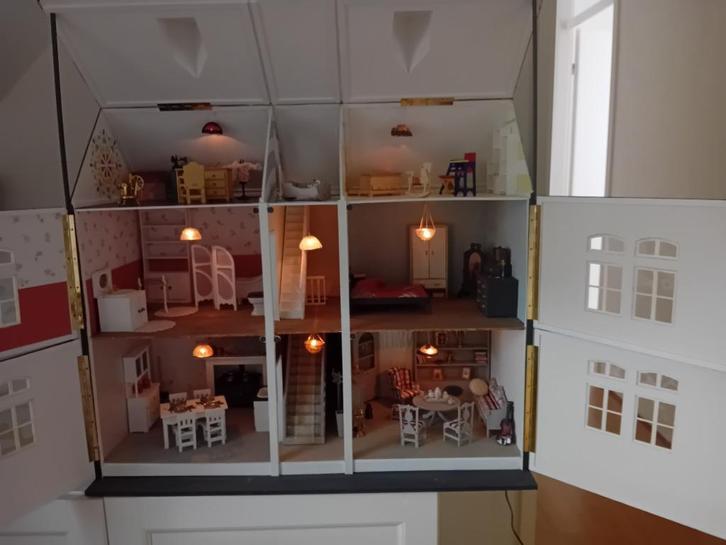 Poppenhuis, volledig ingericht, Verzamelen, Poppenhuizen en Toebehoren, Zo goed als nieuw, Poppenhuis, Ophalen