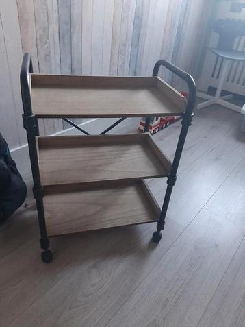 Kastje met 3 plankjes op wieltjes