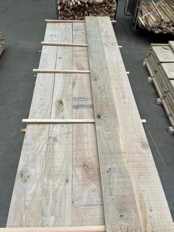 Vers gezaagde eikenplanken 40x150 en 200x3000 mm beschikbaar voor biedingen