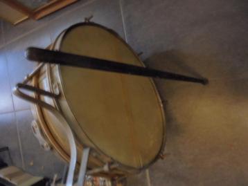antiek trommel met 2 stokken beschikbaar voor biedingen