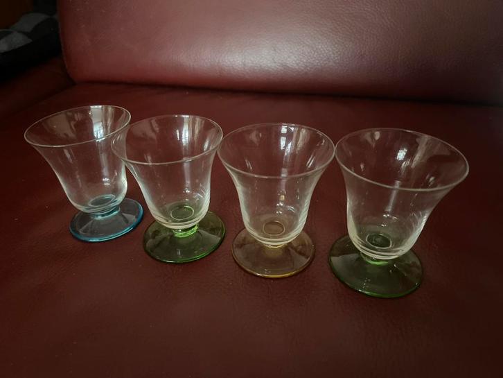 Vintage Borrelglaasjes met gekleurde voet, Antiek en Kunst, Antiek | Glas en Kristal, Ophalen of Verzenden