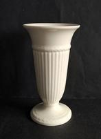 Wedgwood Barlaston of Etruria roomkleurig vaasje. Model Edme, Overige kleuren, Aardewerk of Porselein, Ophalen of Verzenden, Zo goed als nieuw