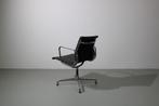 3 Vitra Eames EA 107, zwart leer, aluminium