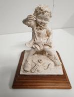 1407) schoenmaker beeld gips op houten voet, Ophalen of Verzenden