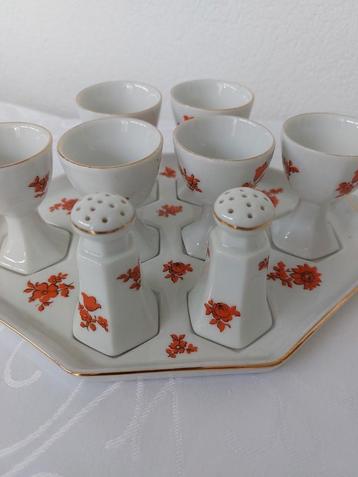 Vintage eierdopjes met zout en peper stel op plateau beschikbaar voor biedingen