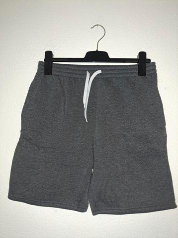 Grijze short maat m (heren) beschikbaar voor biedingen