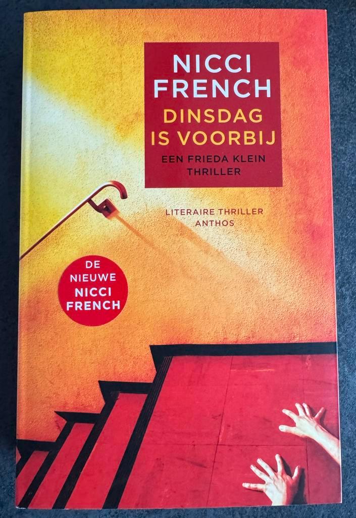 Nicci French - Dinsdag is voorbij, Boeken, Thrillers, Zo goed als nieuw, Nederland, Ophalen of Verzenden