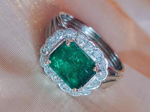 Gouden ring met smaragd 2,67kt en diamanten 0,48kt, Sieraden, Tassen en Uiterlijk, Ringen, Zo goed als nieuw, Dame of Heer, 20 of groter