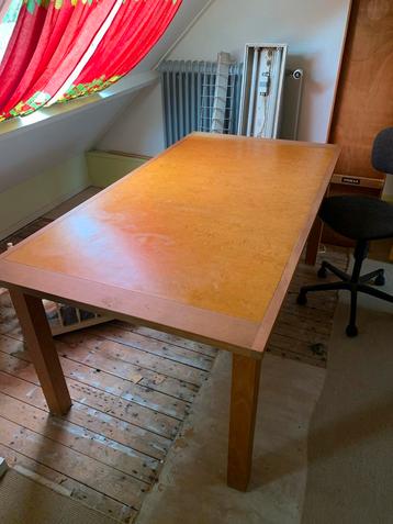 Houten Eettafel Notenhout beschikbaar voor biedingen