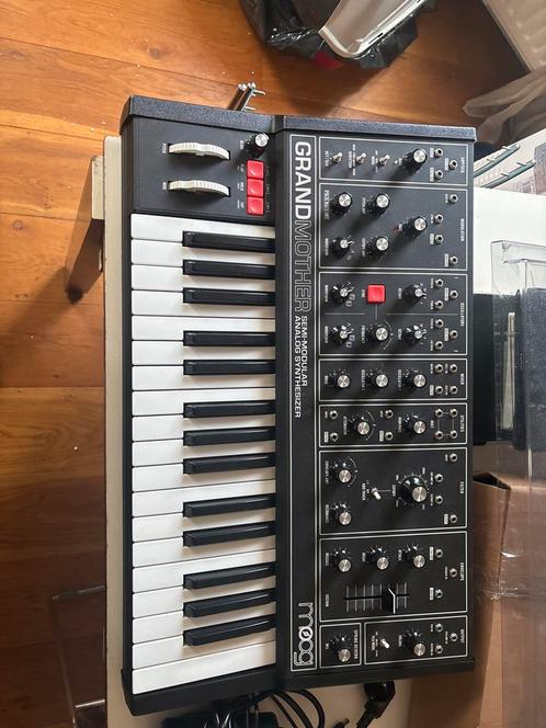Moog Grandmother incl. Decksaver en Adapter!, Muziek en Instrumenten, Synthesizers, Zo goed als nieuw, Overige aantallen, Overige merken