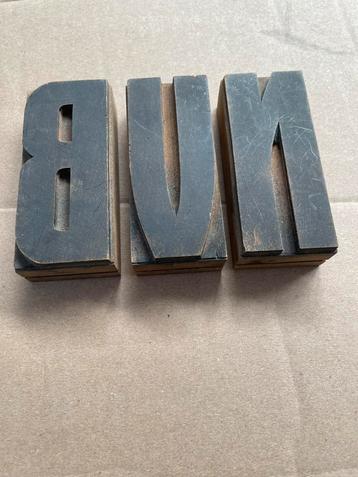 3 antieke originele gebruikte houten biljetletters, 9 cm beschikbaar voor biedingen