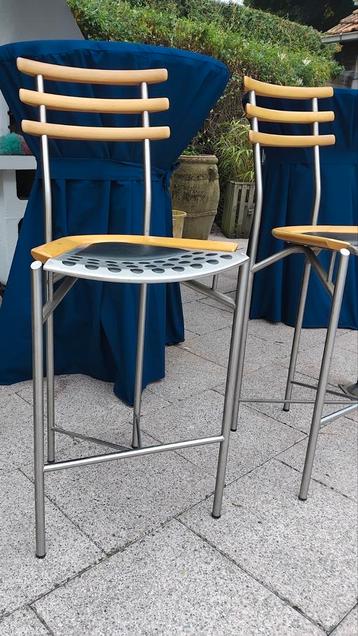 2 barkrukken barstoelen met rugleyning beschikbaar voor biedingen