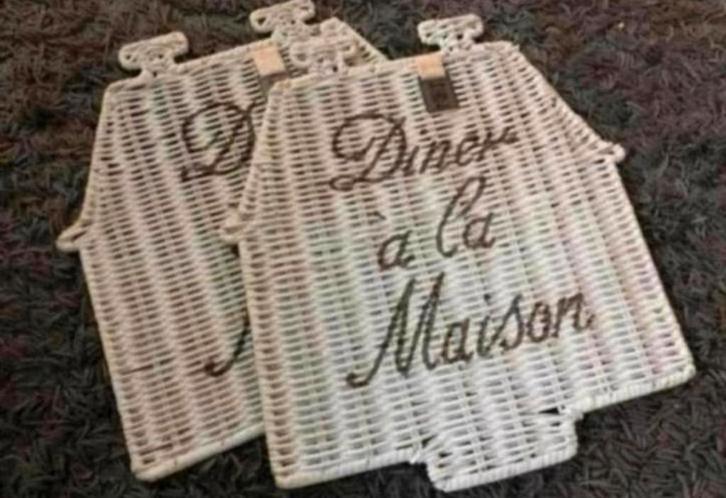 Twee witte rieten placemats van riviera maison, Huis en Inrichting, Woonaccessoires | Onderzetters, Zo goed als nieuw, Bord, Ophalen of Verzenden