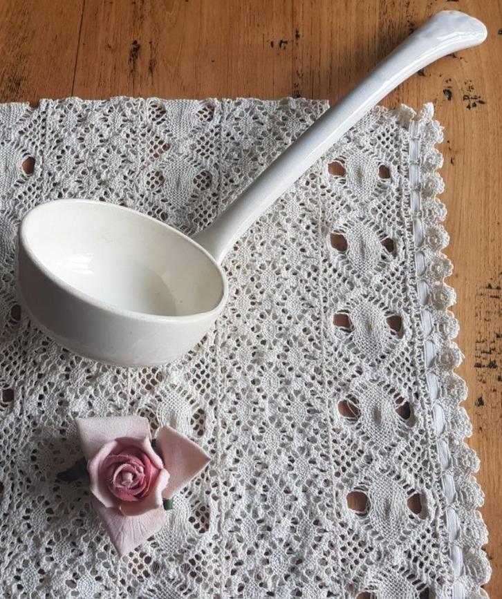 Oude off white aardewerk soeplepel met reparatie, Antiek en Kunst, Antiek | Servies los, Ophalen of Verzenden