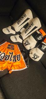Kickbox set - Handschoenen, scheenbeschermers en short, Ophalen, Zo goed als nieuw, Bokshandschoenen