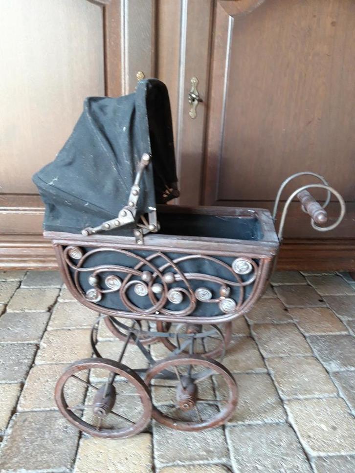 Te koop: Brocante oude/antieke poppenwagen, Antiek en Kunst, Curiosa en Brocante, Ophalen