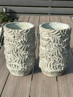 Te koop: 2 HOGE BEWERKTE BLOEMPOTTEN, voor binnen, Ophalen, Rond, Aardewerk, Binnen