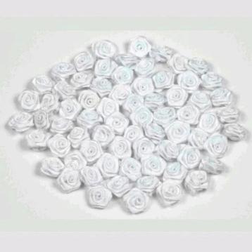 50 stuks kunstrozen, tafeldecoratie + 10 naambordjes beschikbaar voor biedingen
