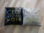Kussens met Franse tekst, maat 40x40cm, 1 zwart en 1 grijs, Ophalen of Verzenden, Nieuw, Zwart, Vierkant